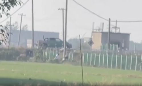 網(wǎng)曝阜陽(yáng)一轎車停在鐵道中間逼停火車，所幸自備車速度不快